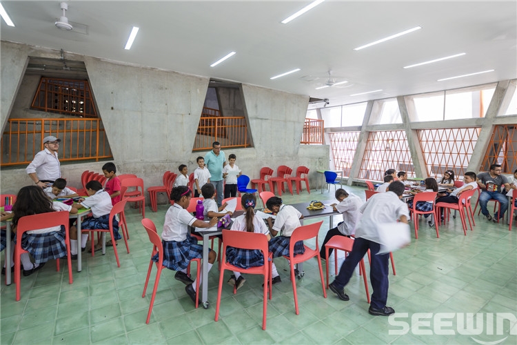 學(xué)生課桌椅